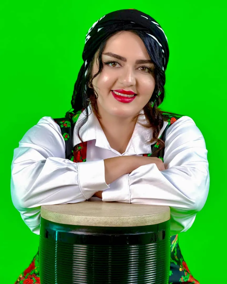 Leila Azimi posed with a Tonbak.