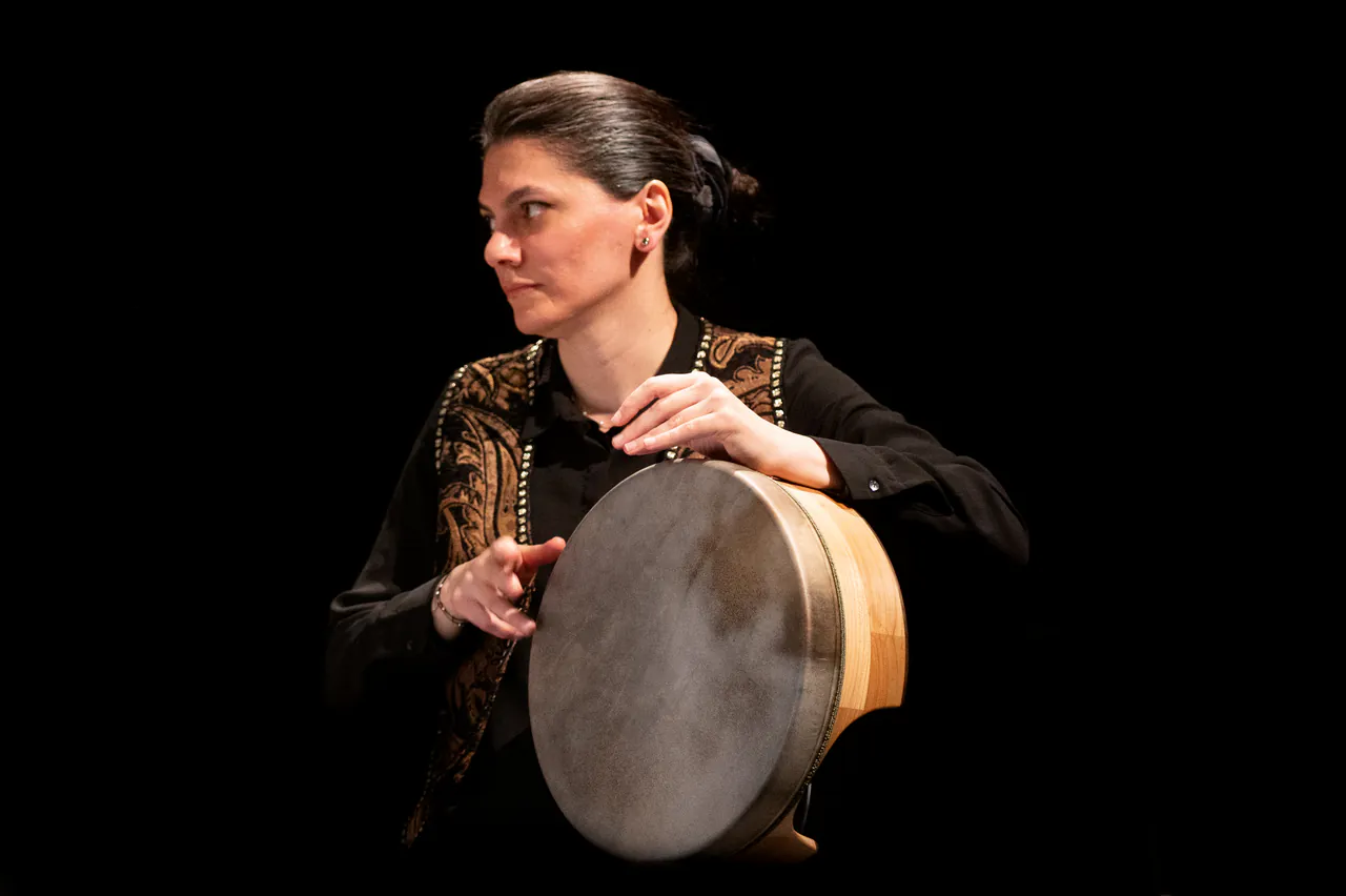 Sara Fotros performing with a Daf on stage.